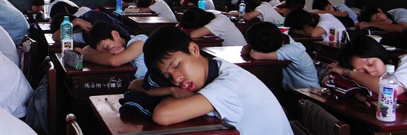 1024px-Taiwanese_Junior_High_School_Students_Sleeping_in_School_2007-10-09