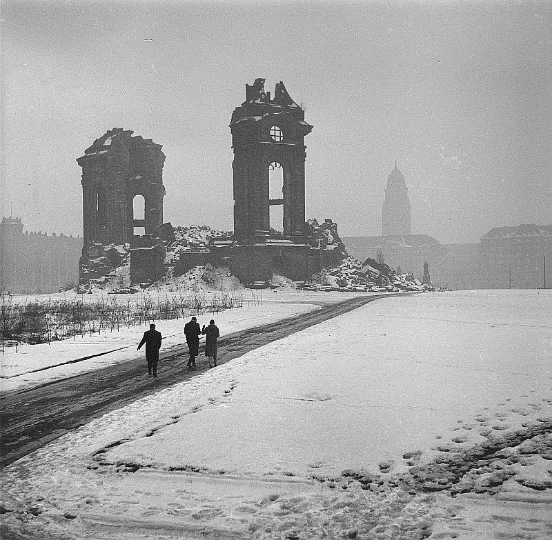 Fotothek_df_ps_0000348_Ruine_der_Frauenkirche_gegen_Rathausturm